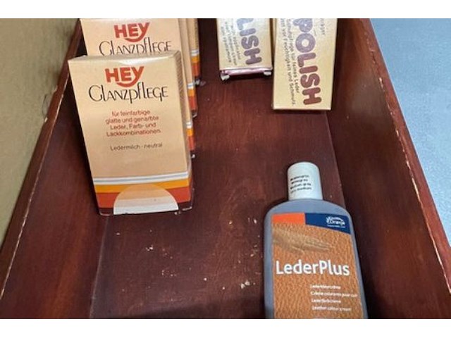 Handschoenen, riemen, pantoffels - afbeelding 2 van  9