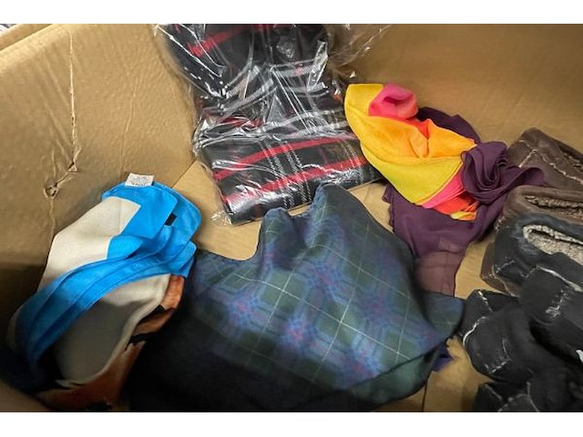 Handschoenen, riemen, pantoffels - afbeelding 4 van  9