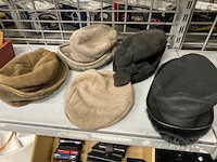 Handschoenen, riemen, pantoffels - afbeelding 5 van  9