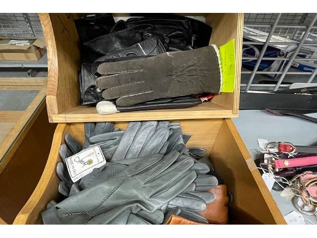 Handschoenen, riemen, pantoffels - afbeelding 9 van  9