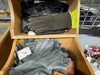 Handschoenen, riemen, pantoffels - afbeelding 9 van  9