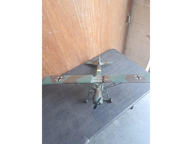 Hangemaakte vliegtuig in puur hout(levenswerk) fieseler fi 156 storch vlieger wo2 l 670mm b 980mm h 260mm - afbeelding 1 van  5