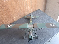Hangemaakte vliegtuig in puur hout(levenswerk) fieseler fi 156 storch vlieger wo2 l 670mm b 980mm h 260mm