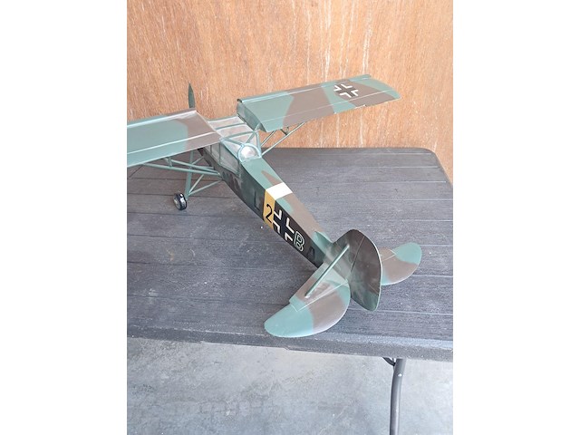 Hangemaakte vliegtuig in puur hout(levenswerk) fieseler fi 156 storch vlieger wo2 l 670mm b 980mm h 260mm - afbeelding 3 van  5