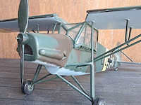 Hangemaakte vliegtuig in puur hout(levenswerk) fieseler fi 156 storch vlieger wo2 l 670mm b 980mm h 260mm - afbeelding 5 van  5