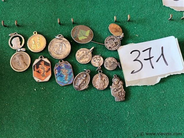 Hangers. 14 stuks - afbeelding 1 van  3