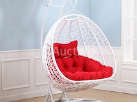 Hangstoel dubbel: 2 persoons 130 cm breed -hoogte 200 cm - wit frame / rode kussens - afbeelding 2 van  3