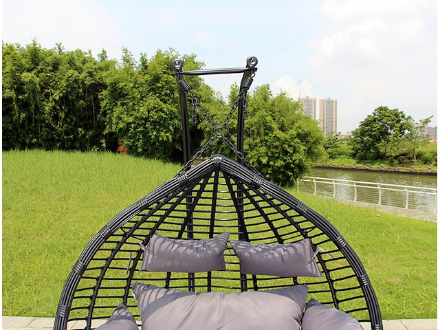 Hangstoel dubbel: 2 persoons 135 cm breed - hoogte 197 cm - zwart frame / grijze kussens - afbeelding 1 van  5