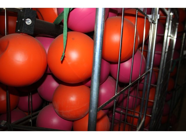 Hard plastc bollen op standaard 3 stuks - afbeelding 4 van  9