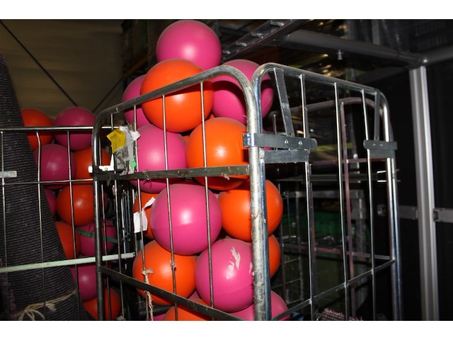 Hard plastc bollen op standaard 3 stuks - afbeelding 5 van  9