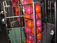 Hard plastc bollen op standaard 3 stuks - afbeelding 1 van  9