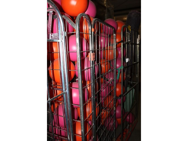 Hard plastc bollen op standaard 3 stuks - afbeelding 7 van  9