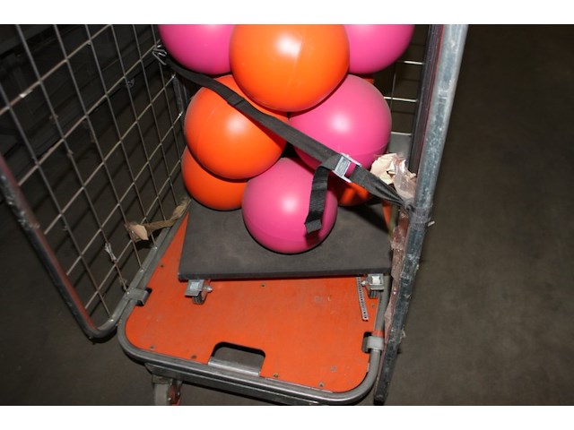 Hard plastc bollen op standaard - afbeelding 3 van  7