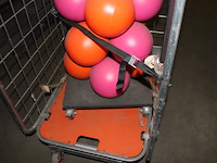 Hard plastc bollen op standaard - afbeelding 3 van  7