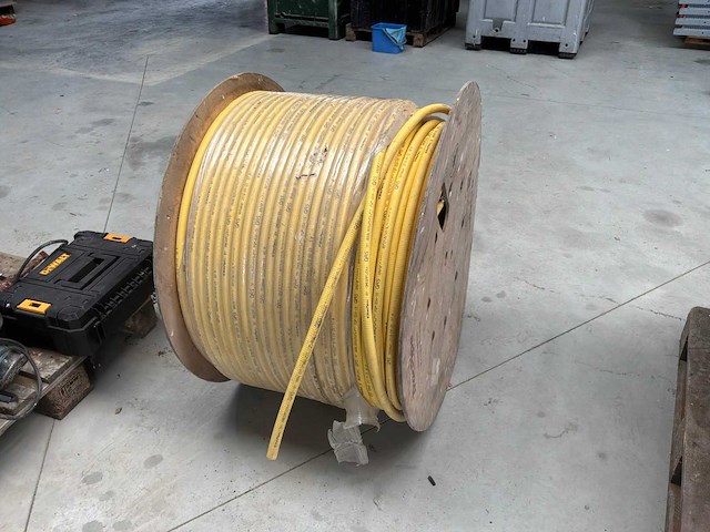 Haspel met +- 500m gas kabel - afbeelding 1 van  2