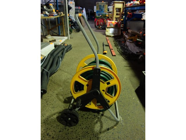 Haspel met tuinslang - afbeelding 1 van  2