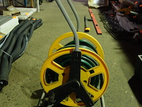 Haspel met tuinslang - afbeelding 1 van  2