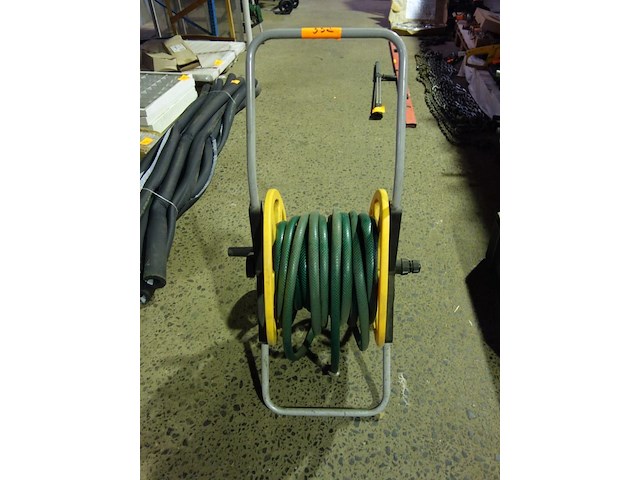 Haspel met tuinslang - afbeelding 2 van  2