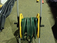 Haspel met tuinslang - afbeelding 2 van  2