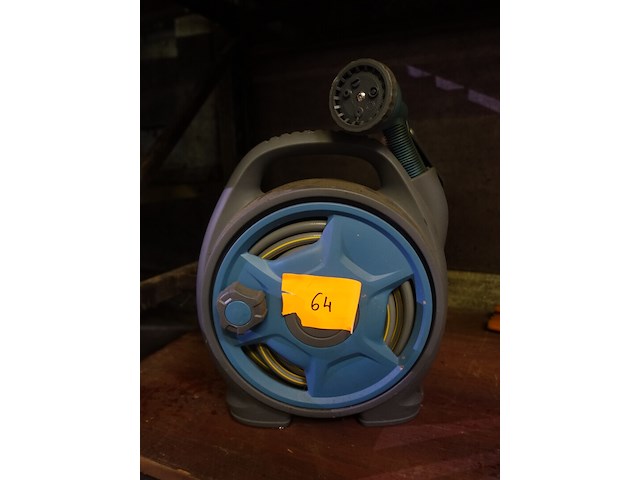 Haspel met tuinslang - afbeelding 1 van  4