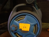 Haspel met tuinslang - afbeelding 1 van  4