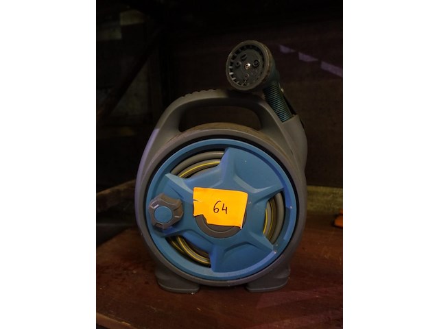Haspel met tuinslang - afbeelding 3 van  4