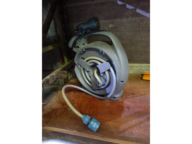 Haspel met tuinslang - afbeelding 4 van  4