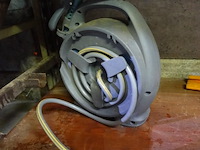 Haspel met tuinslang - afbeelding 4 van  4