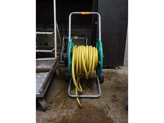 Haspel met waterslang - afbeelding 1 van  8