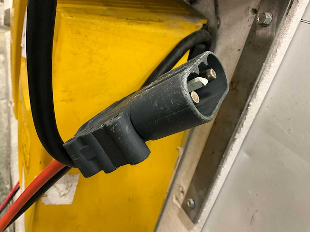 Hawker lt 48v100a accu's en laders (2x) - afbeelding 3 van  3