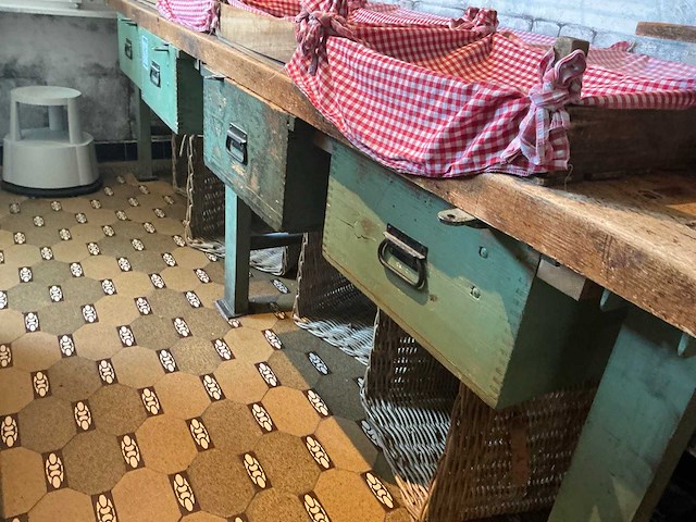 Heavy duty vintage werktafel - afbeelding 3 van  4