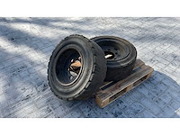 Heftruck banden - afbeelding 1 van  6