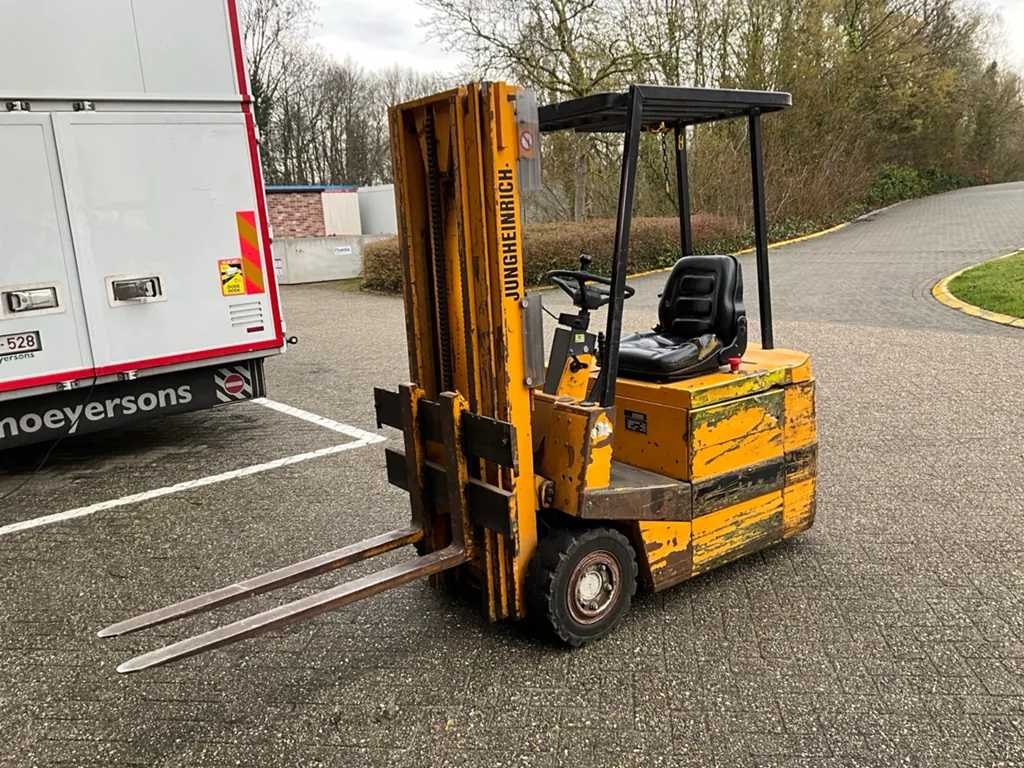 Heftruck, machines en glasvezel ladders