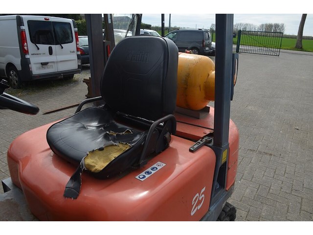 Heftruck tailift op gas met sideshift model fg 25, bouwjaar 2001 - afbeelding 13 van  17