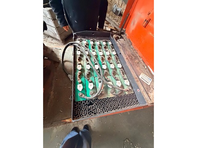 Heftruck toyota 5 fbe 18-1205, lege batterij, batterij lader defect. - afbeelding 12 van  13