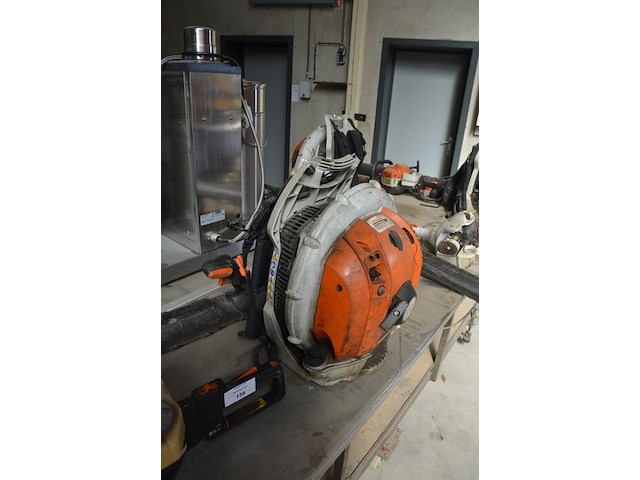 Heggeschaar stihl op benzinemotor (defect), gedragen bladblazer stihl op benzinemotor br550 - afbeelding 9 van  10