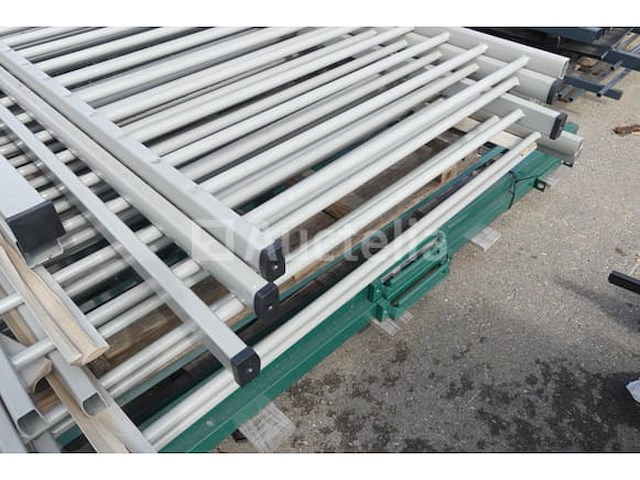 Hekken met stangen, palen, stijve panelen (ral7030) - afbeelding 1 van  14