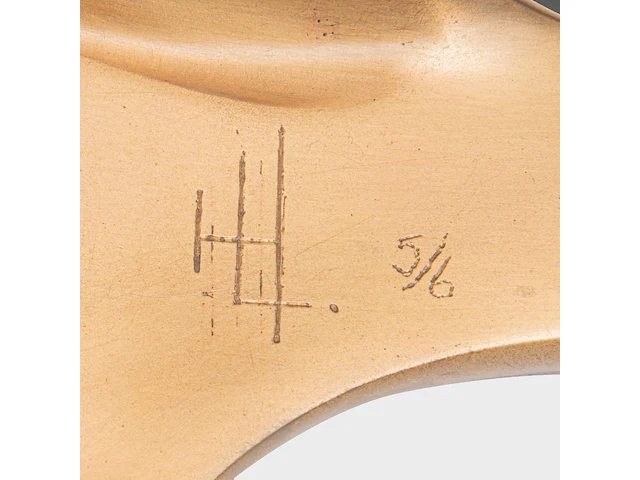 Hendrik lannoye (1946-2006), 'branding', polished bronze on a marble base, n° 5/6 63 cm. (24.80 in.) - afbeelding 8 van  8