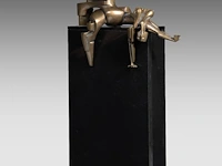 Hendrik lannoye (1946-2006), 'sans toi' (1993), polished bronze on a marble base, artist proof, n° 2/3 46 x 76 cm. (18.10 x 29.92 in.), total: 113 cm. (44.49 in.) - afbeelding 3 van  8