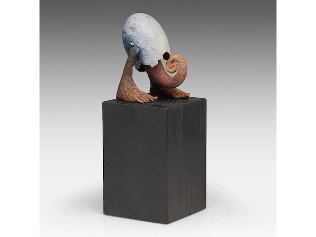 Herman muys (1944), untitled terracotta sculpture on a wooden base the sculpture: 11 cm. (4.33 in.), total: 26 cm. (10.24 in.) - afbeelding 1 van  7