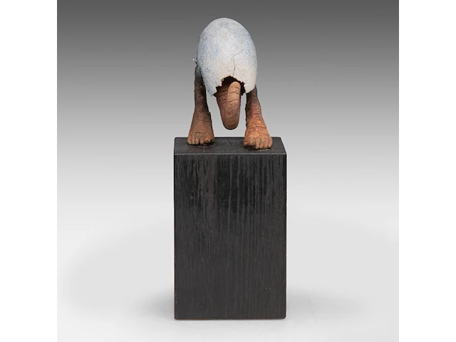 Herman muys (1944), untitled terracotta sculpture on a wooden base the sculpture: 11 cm. (4.33 in.), total: 26 cm. (10.24 in.) - afbeelding 2 van  7