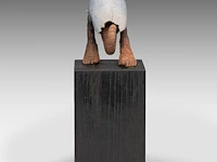 Herman muys (1944), untitled terracotta sculpture on a wooden base the sculpture: 11 cm. (4.33 in.), total: 26 cm. (10.24 in.) - afbeelding 2 van  7