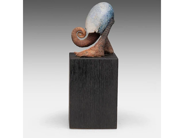 Herman muys (1944), untitled terracotta sculpture on a wooden base the sculpture: 11 cm. (4.33 in.), total: 26 cm. (10.24 in.) - afbeelding 3 van  7