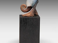 Herman muys (1944), untitled terracotta sculpture on a wooden base the sculpture: 11 cm. (4.33 in.), total: 26 cm. (10.24 in.) - afbeelding 3 van  7