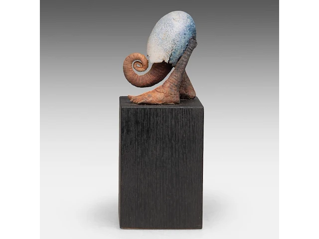 Herman muys (1944), untitled terracotta sculpture on a wooden base the sculpture: 11 cm. (4.33 in.), total: 26 cm. (10.24 in.) - afbeelding 4 van  7