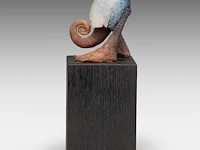 Herman muys (1944), untitled terracotta sculpture on a wooden base the sculpture: 11 cm. (4.33 in.), total: 26 cm. (10.24 in.) - afbeelding 4 van  7