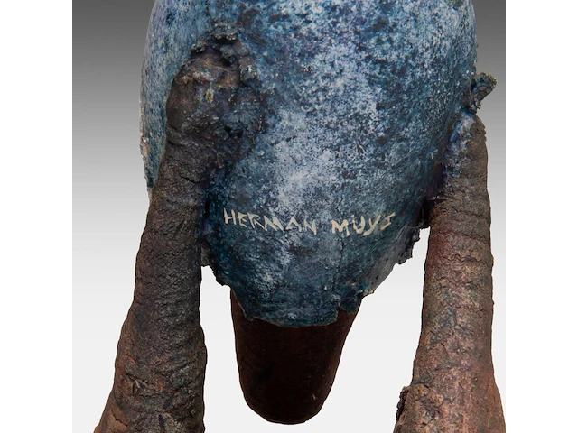Herman muys (1944), untitled terracotta sculpture on a wooden base the sculpture: 11 cm. (4.33 in.), total: 26 cm. (10.24 in.) - afbeelding 5 van  7