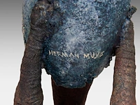 Herman muys (1944), untitled terracotta sculpture on a wooden base the sculpture: 11 cm. (4.33 in.), total: 26 cm. (10.24 in.) - afbeelding 5 van  7