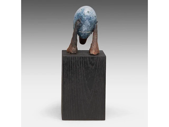 Herman muys (1944), untitled terracotta sculpture on a wooden base the sculpture: 11 cm. (4.33 in.), total: 26 cm. (10.24 in.) - afbeelding 6 van  7