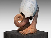 Herman muys (1944), untitled terracotta sculpture on a wooden base the sculpture: 11 cm. (4.33 in.), total: 26 cm. (10.24 in.) - afbeelding 7 van  7